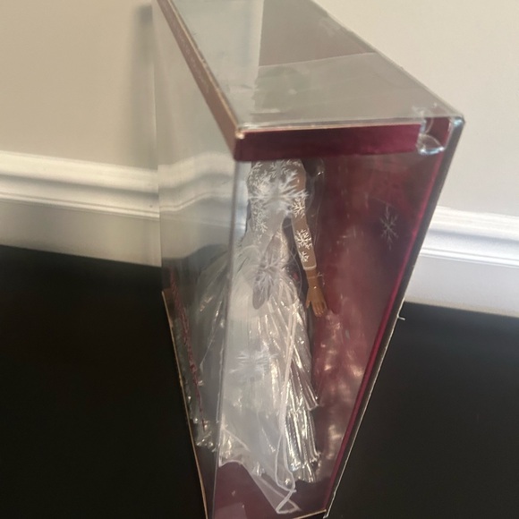 2008 Holiday Barbie - Picture 5 of 6